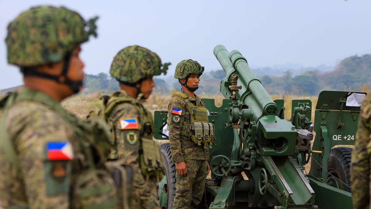 A photo of Filipino soliders during the Balikatan exercises with Amercan soldiers.