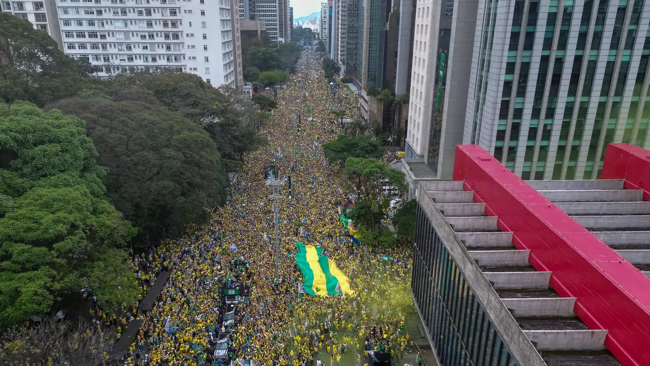 Apoiadores de Flavio Bolsonaro na Avenida Paulista em São Paulo, no domingo, 18 de outubro