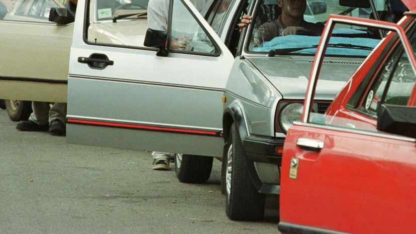 MOTORISTS PUSH VECHICLES IN FUEL LINE.