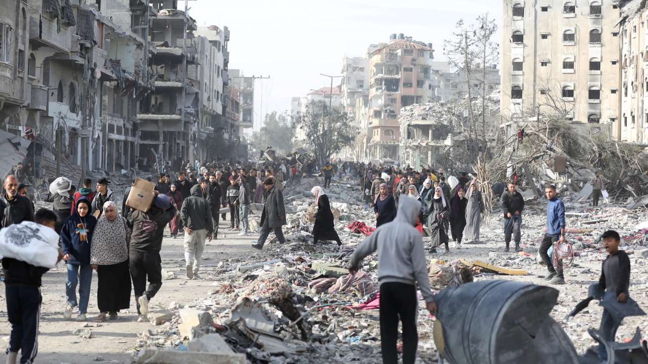 Displaced Palestinians walk past the rubble as they attempt to return to their homes, in the northern Gaza Strip